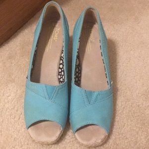 Toms women’s size 8 Blue peep toe wedges